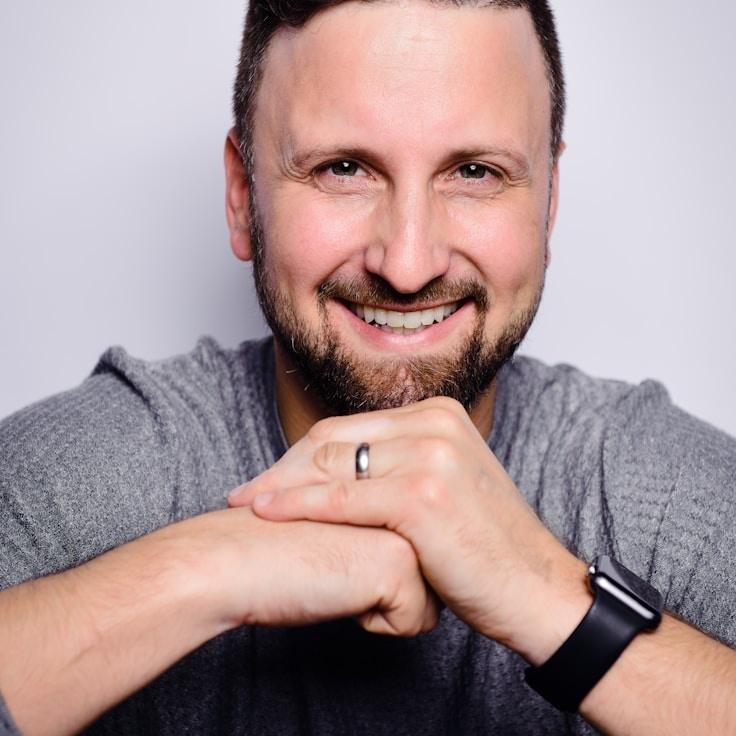 Portrait of Kai Raman meditation instructor